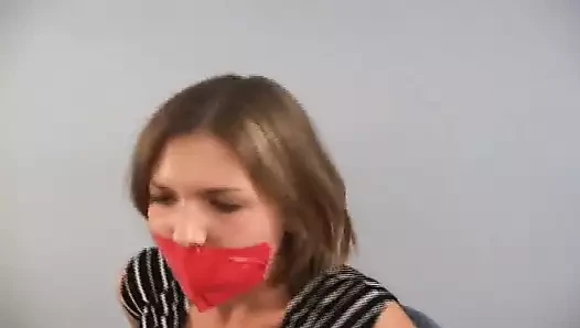 mücadele eden parmaklı kızlar