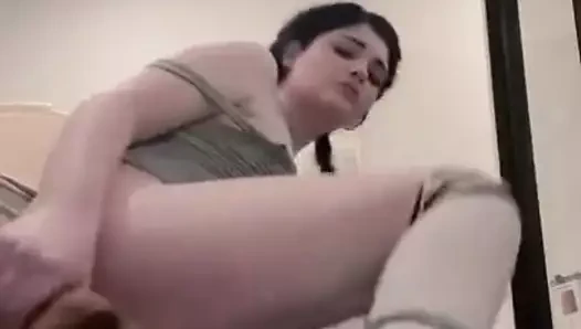 Sevimli trans büyük yarağı alıyor!