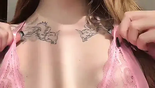 Adrianna Savu solo gonzo gösterisi için büyük götlerini fışkırtıyor!