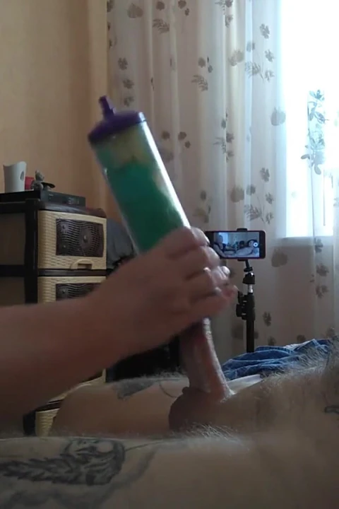 Yarağımı sıvazlayarak boşalmama yardım etti.