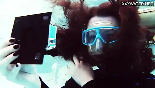 Sıcak sualtı havuz mastürbasyon arasında emi serene