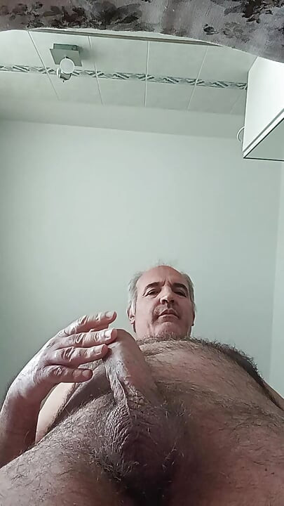 Akıllı telefon ekranında sperm akışı ile keyifli bir penis masajı için öğretici