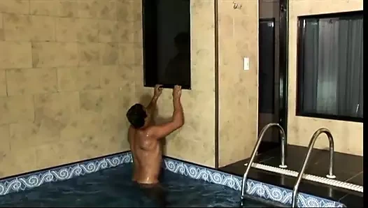 Azgın genç adam tombul latin sürtüğü sikiyor