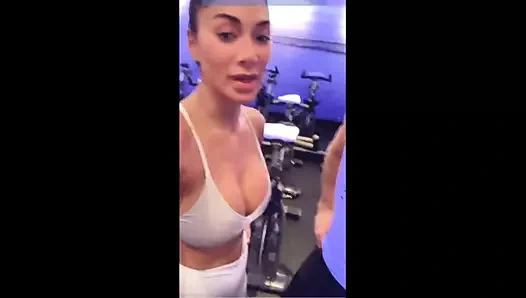 Nicole scherzinger spor salonunda beyaz üstte büyük göğüs dekoltesi gösteriyor