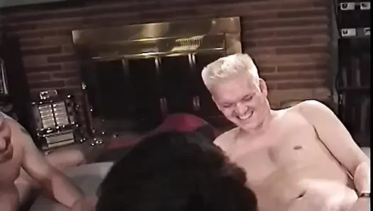 Olgun zenci orta yaşlı seksi kadın iki beyaz adam tarafından sert sikiliyor