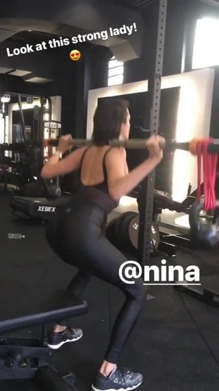 Nina dobrev çalışırken inanılmaz kıçını gösteriyor