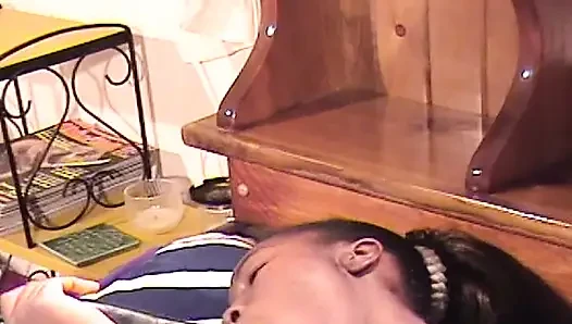 Tombul zenci kadın yeni oyuncaklarıyla oynuyor