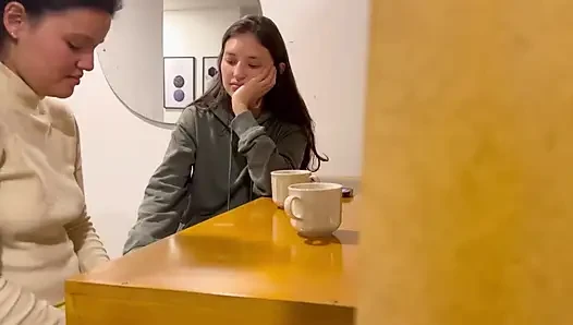 Eski sevgilim beni akşam yemeğine davet ediyor ve banyoda ve onun evinde seks yapıyoruz