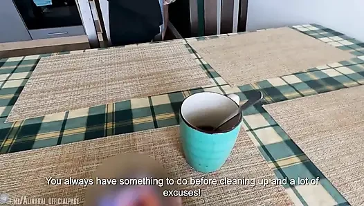 Eli yatak mekanizmasına sıkışan üvey oğul büyük göğüslü üvey annesini sikiyor