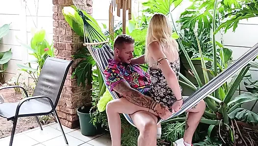 Hawaii küçük minyon hawaian sarışınla açık havada sikişiyor