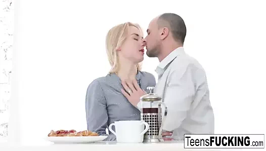 lasciva ile genç sarışın kahvaltı sırasında anal ona davranır