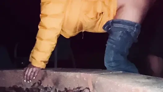 Orta yaşlı seksi kadın sigara içiyor ve dışarıda sikiliyor