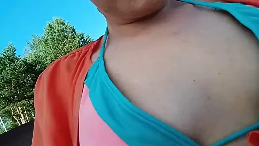 Sonunda yaz geldi ve tüm kızlar cılız bikinilerine kadar soyunuyorlar.