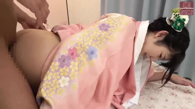 Utangaç Kimono güzeli heyecan verici yeni bir zevkle tanıştırdı - bölüm4