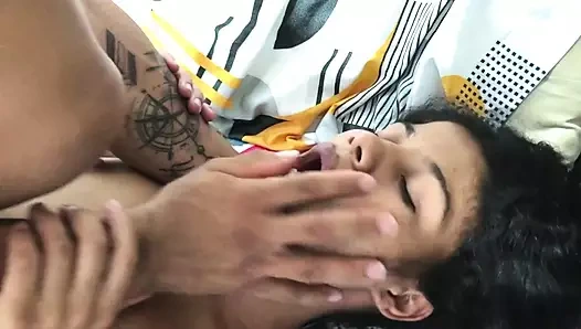 Üvey erkek kardeşim beni sert sikmek için odamda yalnız olduğumuz gerçeğinden faydalanıyor lezzetli götüm