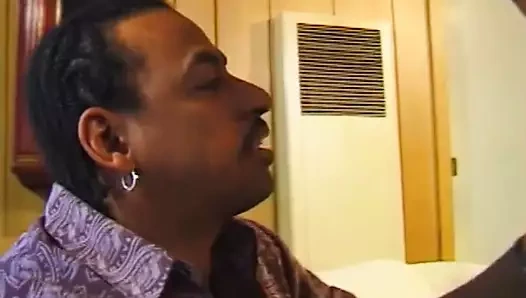 Genç sürtük uzun ve sert bir yarağı gırtlağına kadar alıyor ve amını sikiyor