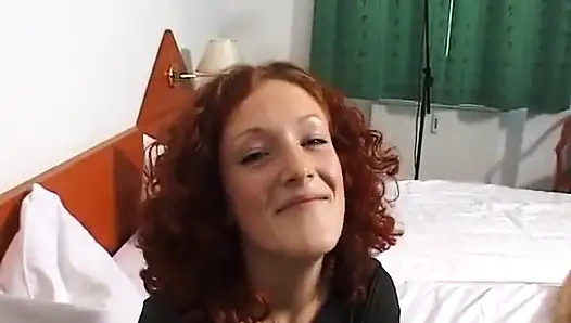 Kıvırcık saçlı kızıl saçlı genç kız bakış açısıyla parmaklanıyor