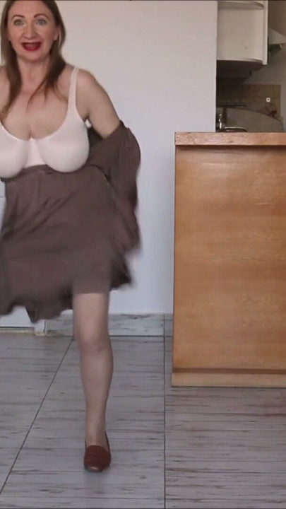 Ateşli büyük memeli orta yaşlı seksi kadın MariaOld çoraplı jartiyerle azdırıyor | Klip 2