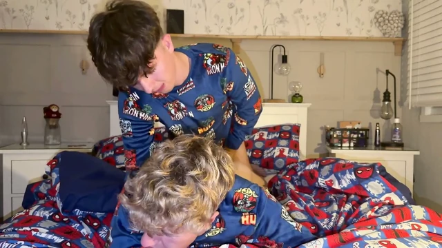 Twink çift yatakta sikişiyor, sonra tek başına boşalıyor