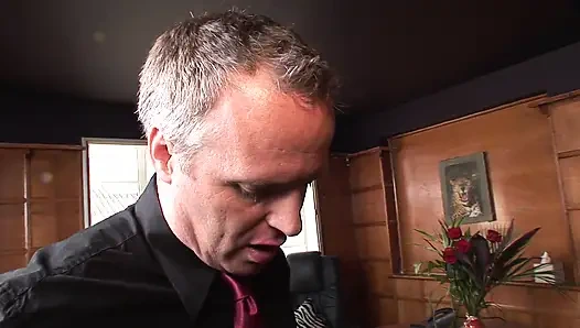 Göz alıcı zenci orta yaşlı seksi kadın ofiste beyaz bir adamla sikişiyor