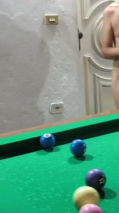 Carmonalar +18 çimdikle çıplak bilardo oynuyor | Klip 1