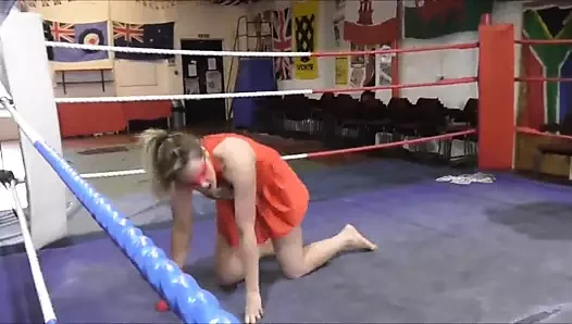 kahraman kostümlü güreş