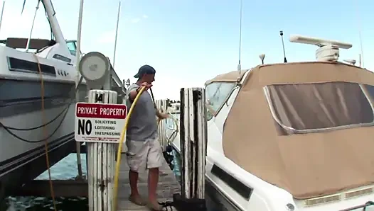 Ateşli sürtük büyük göğüslerine büyük bir yarak sıvazlıyor