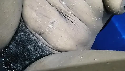 Yağmur yağıyor ev yapımı seks, ateşli evli kadın büyük amcık ve kıllı amcık yakın çekim