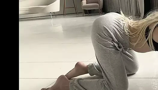 Spor alay eden ayaklar – sıska güçlü kız