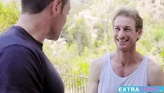 şehvetli genç moka mora kaslı tamirciler tarafından spitroasted