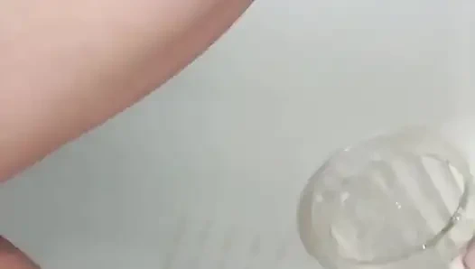 Göğüslerime çiş döküyor