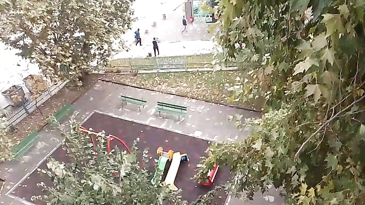 Kahverengi elbisenin altında seksi büyük memeler