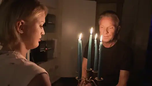 Ateşli dövmeli sarışın kız azgın amında büyük yarağın tadını çıkarıyor