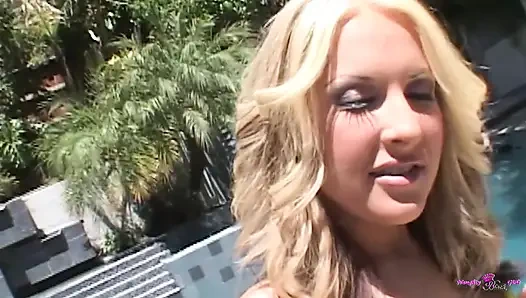 Bu kaltak o yarakları götüne bile sokmıyordu ve sürtük oldu.