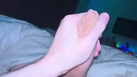 Hassas kafamı azdırarak çok hızlı boşalmamaya çalışıyorum
