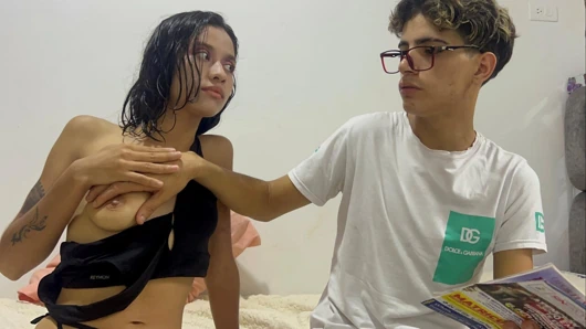 Hadi utangaç üvey erkek kardeş, sana gerçek bir kadını sert götten nasıl sikeceğini gösteriyorum...