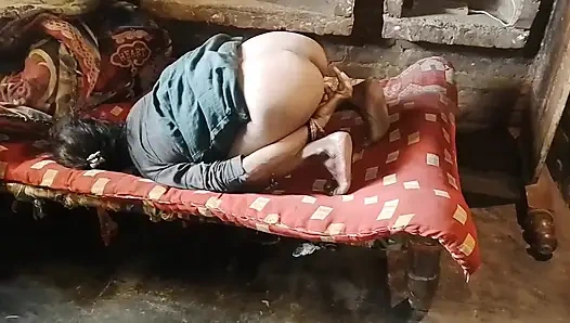 Hintli ateşli mavi film ibne kız tek başına amcığını parmaklıyor