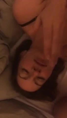 Yatakta yüze boşalma