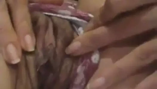 Tatiana, külotunu ve Brezilya vajinasını gösteren tarafı