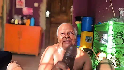 Azgın büyük memeli iri güzel kadın ninenin amcığı ıslak