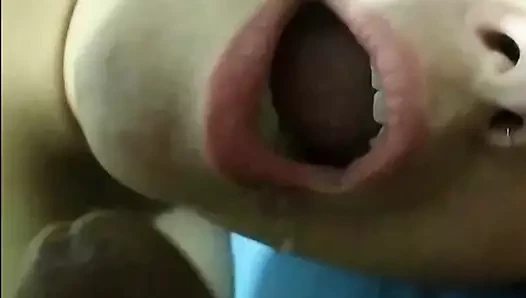 Onu o kadar iyi emdim ki ağzıma boşaldı