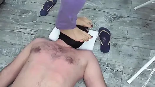 Sahibe amrita kölesini eziyor