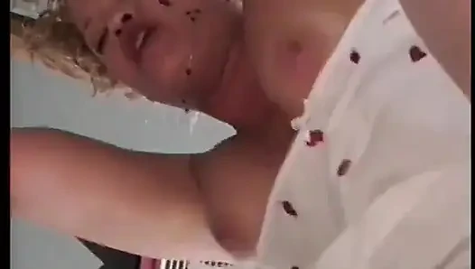 Adam dışarıda yiyip fahişeyi sikmeden önce sakso çekiyor