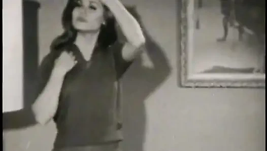 Ateşli klasik orta yaşlı seksi kadınlar şehvetli soyunuyor