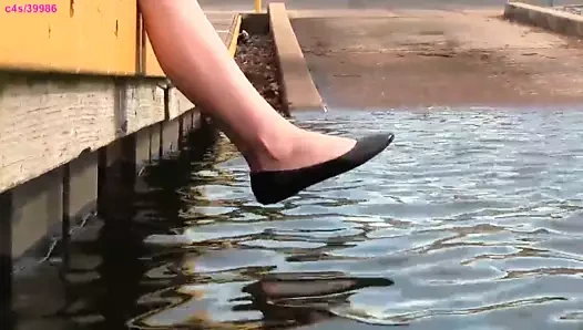 Crystal'ın siyah bale daireleri, ayakkabı oyunu, yalınayak, çamurlu