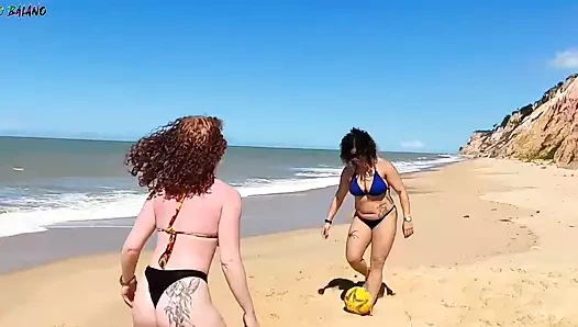 Sahilde futbol oynarken iki ateşli kız bahsi kaybetti ve bana zorunda kaldı