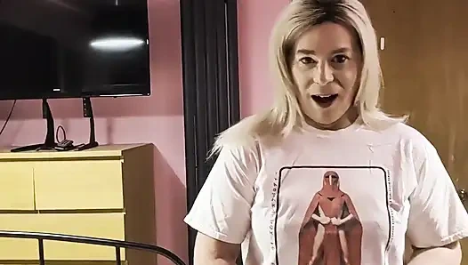 Sıradan Nikki yatakta rahatlıyor, büyük dölle!