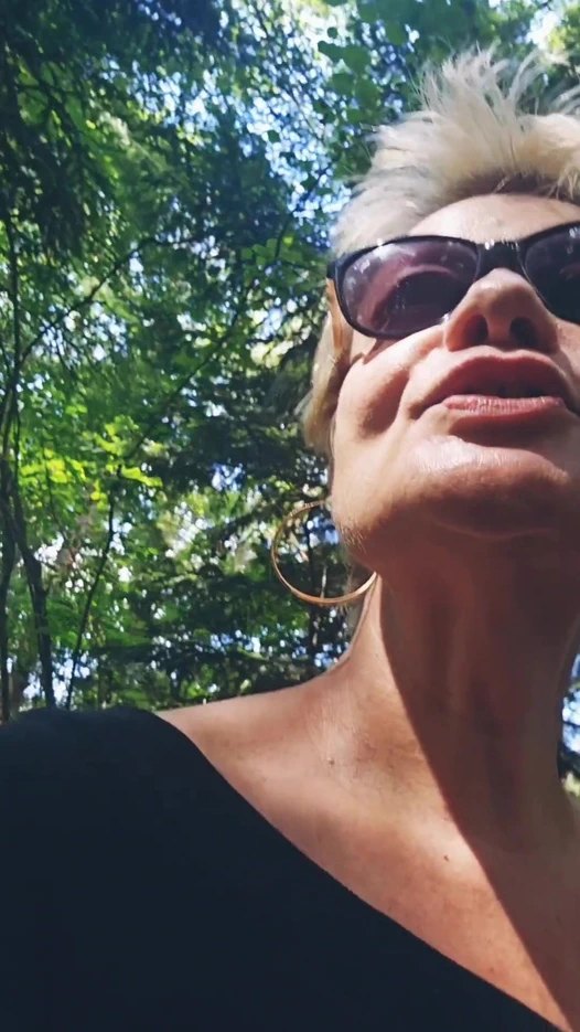 Olgun orta yaşlı seksi kadın ormanda emmek için bir yabancı arıyor ve ağzıma boşalana kadar onu iyice sıvazlıyor