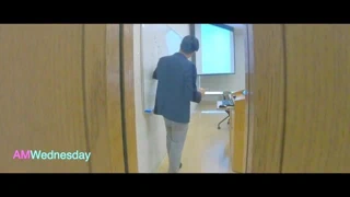 Vay!! Profesör ders anlatırken sınıfın hemen dışında çıplak!