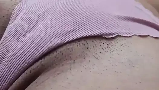 Busty sürtük masturbates ve cums iki kere